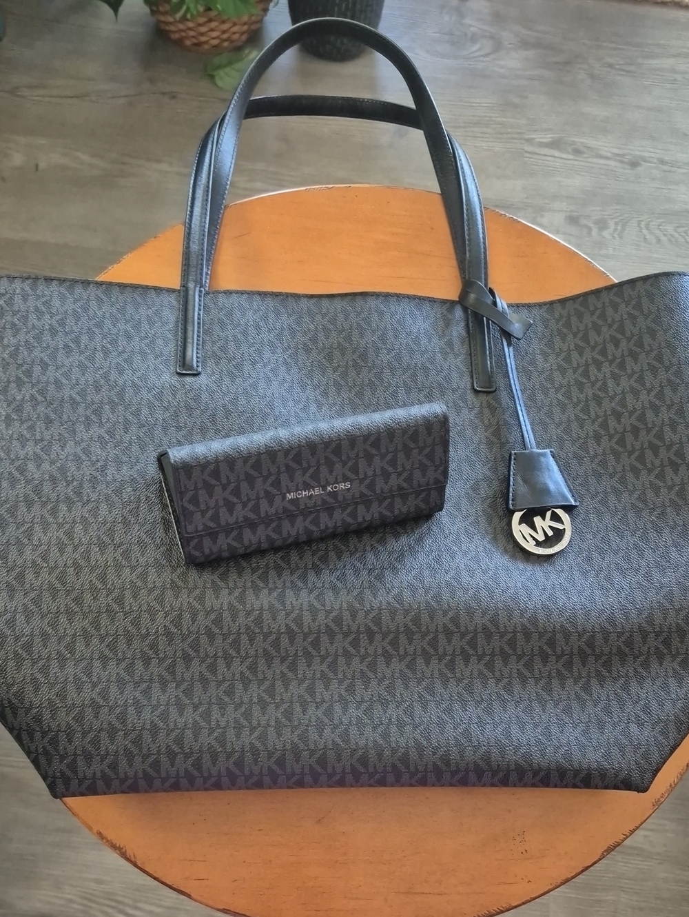 Michael Kors Large Reversible Black MK Logo Tote Bag w/ MK  Logo Glasses Case